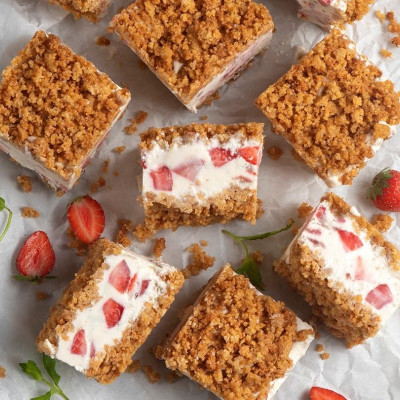 Άκης Πετρετζίκης: Παγωτό σάντουιτς με εύκολο crumble και φράουλες