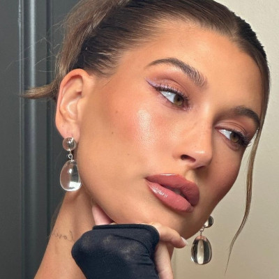 Pink eyeliner: Η Hailey Bieber μας δείχνει πως να το φορέσουμε