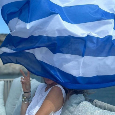 Επικό! Πόζαρε με φόντο τη σημαία αλλά δεν... πήγε και πολύ καλά