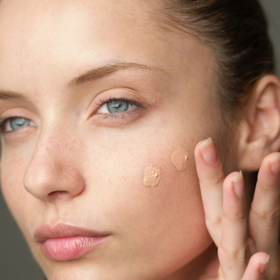 3 αντηλιακές προσώπου με χρώμα για εσένα που σε ταλαιπωρεί η ακμή