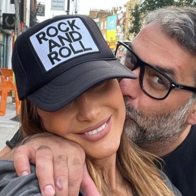 Βανδή: Πήγε για μπάνιο με τον Μπισμπίκη! Τον φωτογραφίζει στην παραλία