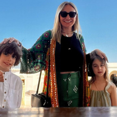 Ρούλα Ρέβη: Εντυπωσιακές νέες φώτο από την Τήνο με τα παιδιά της