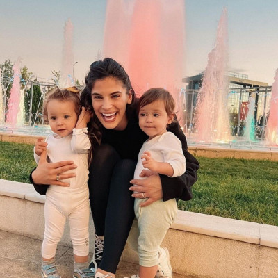 Χριστίνα Μπόμπα: Οι δίδυμες τρώνε το υγιεινό σνακ τους στο πάτωμα