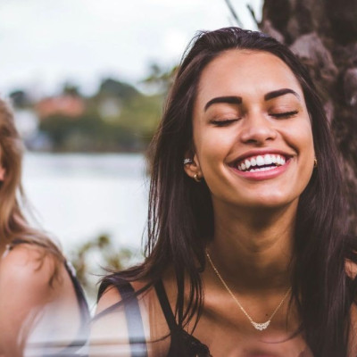 «Αξίζω, αξίζω, αξίζω»: Γιατί οι επιβεβαιώσεις μοιάζουν ψεύτικες (και τι να δοκιμάσεις αντ' αυτού)