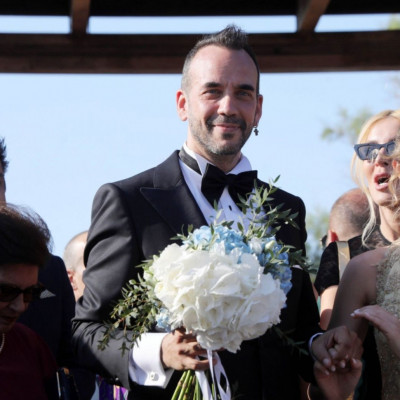 Πάνος Μουζουράκης: Οι πρώτες φωτό του γαμπρού στα σκαλιά της εκκλησίας