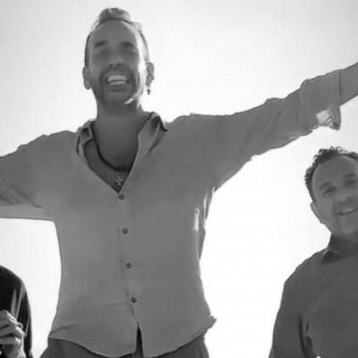 Μουζουράκης: Λίγο πριν ντυθεί γαμπρός, το... έκαψε με τους φίλους του!