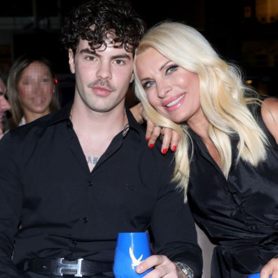 Ελένη Μενεγάκη: Η σπάνια έξοδος με τον γιο της, Άγγελο Λάτσιο