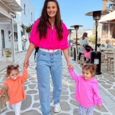 Χριστίνα Μπόμπα: Η νέα φώτο με τις κόρες της στην Αντίπαρο