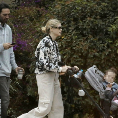 Σαμαράς-Κομμάτα: Σπάνια εμφάνισή τους στη Γλυφάδα με την κόρη τους