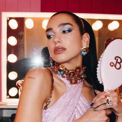 H Dua Lipa γίνεται Barbie girl όμως εμείς δεν ξεχάσαμε ποτέ τις bikini εμφανίσεις της