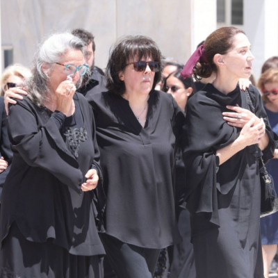 Κηδεία Νόνικας Γαληνέα: Συντετριμμένες οι κόρες της