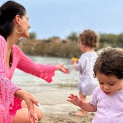 Μπόμπα: Οι δίδυμες φόρεσαν το ίδιο αξεσουάρ με τη μαμά τους