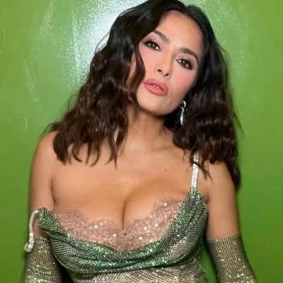 Η Salma Hayek ποζάρει άβαφη και τελείως συμφιλιωμένη με τον χρόνο που περνάει από πάνω της