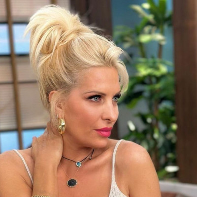 Ελένη Μενεγάκη: Το πρώτο «επεισοδιακό» μπάνιο για φέτος