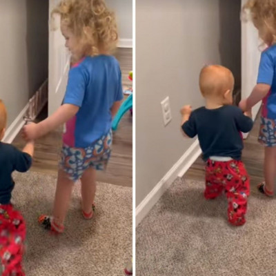 Bοηθάει τον μικρό της αδερφό να κάνει τα πρώτα του βήματα