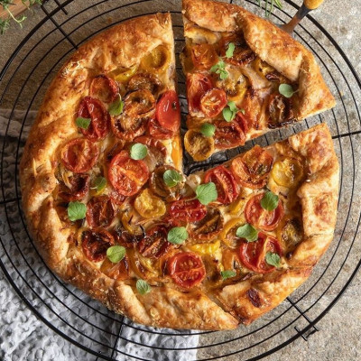 Άκης Πετρετζίκης: Galette με φέτα και ντοματίνια