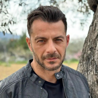 Το μυστήριο με τον Γιώργο Αγγελόπουλο και το πρώτο φιλί με τη Δήμητρα που τρέλανε το Twitter