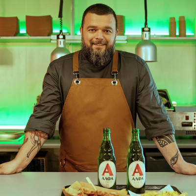 Ένα τραπέζι πραγματικά μαζί από τη μπύρα ΑΛΦΑ