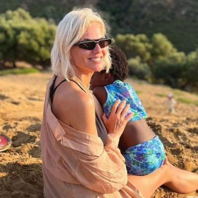 Χριστίνα Κοντοβά: Κάνει surf στην άμμο με την Ada