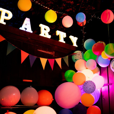 Ετοιμάζεσαι για πάρτι; Ξέρουμε τι δεν πρέπει να λείπει από το décor για να σας μείνει αξέχαστο!