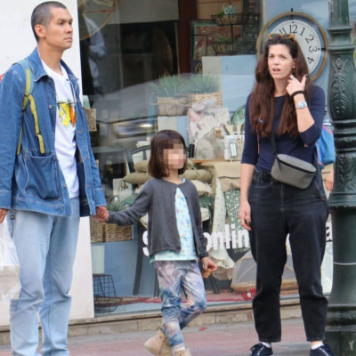 Σωτήρης Κοντιζάς: Σπάνια εμφάνιση με τη σύζυγό και την κόρη τους