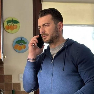 Τέρμα πια τα μυστικά: Ο Γιώργος Αγγελόπουλος στη Γη της ελιάς αποκαλύπτει το αληθινό του πρόσωπο