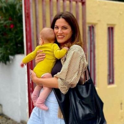 Μαίρη Συνατσάκη: Η κόρη της ξεκίνησε τις στερεές τροφές