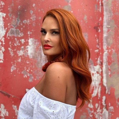 Αυτά είναι τα φορέματα που φόρεσε η Σίσσυ Χρηστίδου και αναδεικνύουν το μαύρισμά της