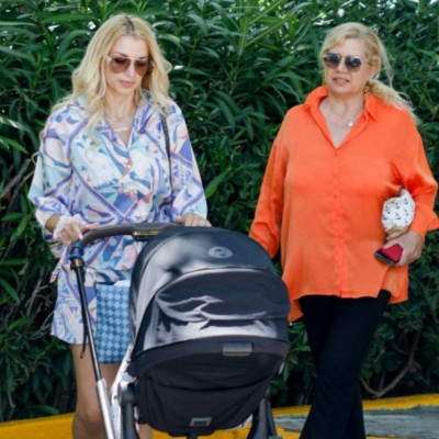 Σπυροπούλου: Η βόλτα με τον γιο και τη μαμά της