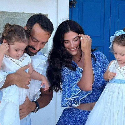 Χριστίνα Μπόμπα: Έτοιμη η παιδική πισίνα για τις δίδυμες στο νησί