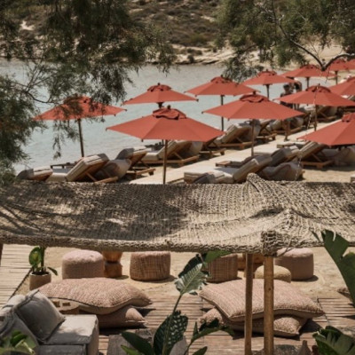 Η καρδιά του καλοκαιριού χτυπάει στο ομορφότερο beachbar restaurant της Πάρου!