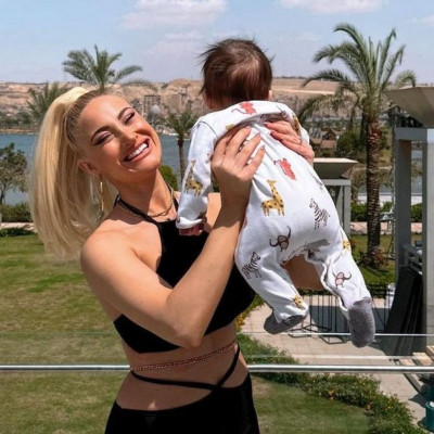 Ιωάννα Τούνη: Θηλάζει το μωρό της σε καφέ στο Μόντε Κάρλο