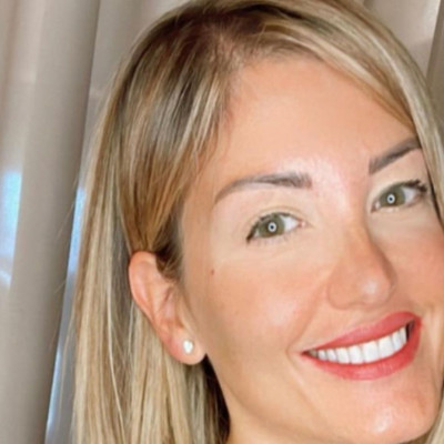 Η Ράνια Τζίμα με το νέο της look και αθλητικό σορτσάκι στο γυμναστήριο