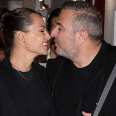 To τρυφερό φιλί του Αντώνη Ρέμου στην Υβόννη στα στενά της Μυκόνου