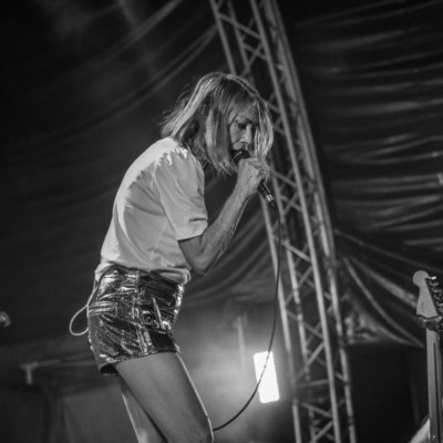 A GODDESS ON STAGE: Επιβλητική & ατμοσφαιρική η Kim Gordon καθήλωσε με την παρουσία της