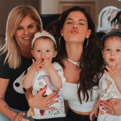 Χριστίνα Μπόμπα: Η μαμά της διαβάζει βιβλίο στις εγγονές της