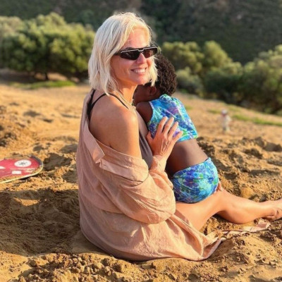 Χριστίνα Κοντοβά: Η κόρη της κάνει σπαγγάτο στο κομμωτήριο