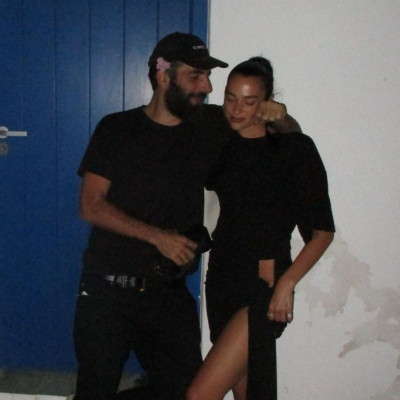 Dua Lipa-Ρομέν Γαβράς: Απολαμβάνουν τις διακοπές τους στη Σίφνο!