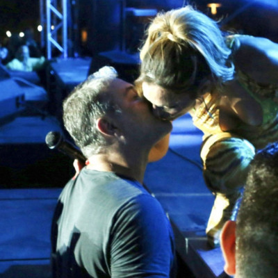 Tο τρυφερό φιλί Βανδή-Μπισμπίκη στη συναυλία της