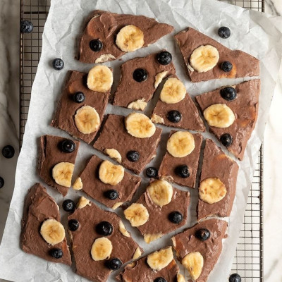 Άκης Πετρετζίκης: Σοκολατένιες μπάρες γιαουρτιού με μέλι και μπανάνα