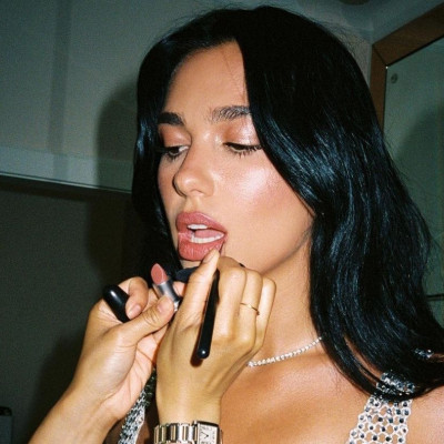 5 nude κραγιόν που θα κάνουν τα χείλη σου juicy σαν της Dua Lipa