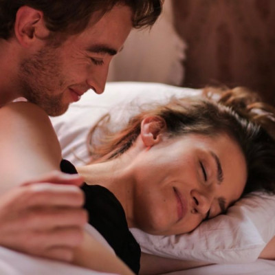 Τα πλεονεκτήματα και τα μειονεκτήματα του να κοιμάσαι χωριστά από τον σύντροφό σου