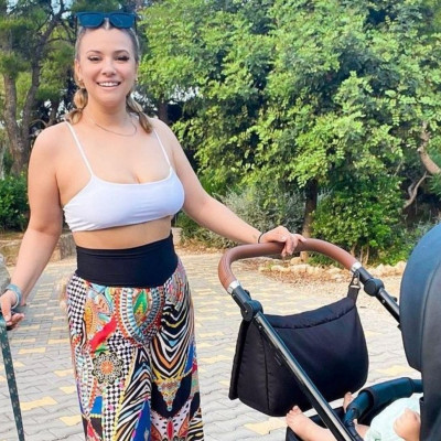 Λάουρα Νάργες: Παιχνίδια με τον γιο της στην πισίνα