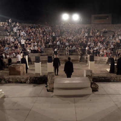 Στο θέατρο το καλοκαίρι: Αυτοί είναι οι καλύτεροι χώροι για να απολαύσεις μια παράσταση