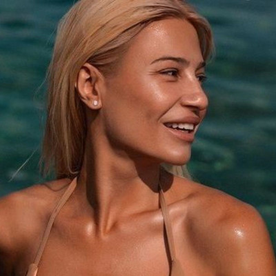 H Σκορδά με μακρυμάνικο ολόσωμο μαγιό σε ιδιαίτερο print