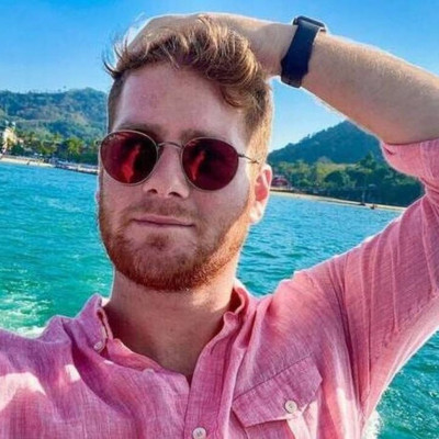 Φωτιά στη Ρόδο: O Τζέιμς Καφετζής μεταφέρει τουρίστες με το σκάφος του