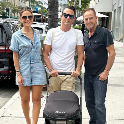 Η Μαρία Μενούνος στην πρώτη βόλτα με την κόρη της στο L.A αλλά την παράσταση «έκλεψε» ο πατέρας της