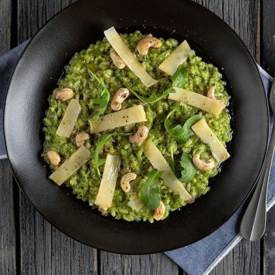 Άκης Πετρετζίκης: Ριζότο με πέστο βασιλικού