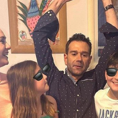 Τάσος Ιορδανίδης: Παιχνίδια στη θάλασσα με την οικογένειά του