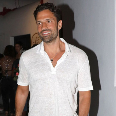 Κωνσταντίνος Αργυρός: Με total white look στα σοκάκια της Μυκόνου!